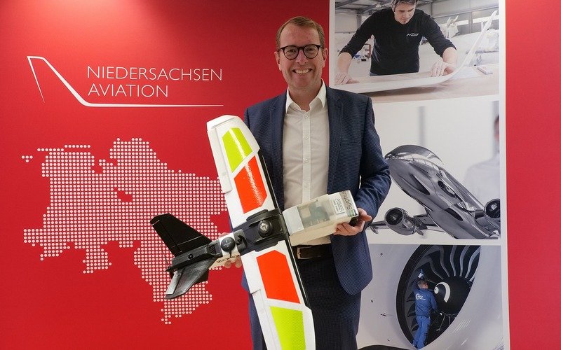 Das Marktsegment der UAV/UAS (Unmanned Aerial Vehicle/Unmanned Aircraft System) als auch ihre Kombination mit Robotertechnologien sind ein zentrales Zukunftsfeld für Niedersachsen. Hierbei liegt der Schwerpunkt auf kommerziellen Anwendungen der „Drohnen“-Technologie über alle Segmente der Wirtschaft und Gesellschaft hinweg. Die Bedeutung kommerzieller Drohnenanwendungen steigt kontinuierlich. In Niedersachsen gibt es bereits vielfältige Ansätze. Um die verschiedenen Anwendungsbereiche und Projekte darzustellen, hat LNC im Zuge der Umsetzung der Landesinitiative Niedersachsen Aviation im Auftrag des Niedersächsischen Ministeriums für Wirtschaft, Arbeit, Verkehr und Digitalisierung die digitale Plattform FLYBOTS.info aufgebaut.  Am 25.11.2021 gab Stefan Muhle, Staatssekretär im Niedersächsischen Wirtschaftsministerium, im Rahmen einer in LNCs trans4log LAB produzierten Digitalveranstaltung den offiziellen Startschuss für das interaktive Portal FLYBOTS.info. Im Gespräch mit LNC-Geschäftsführer Stefan Schröder verdeutlichte Staatssekretär Muhle, dass er in FLYBOTS.info eine entscheidende Möglichkeit zur Sichtbarmachung der vielfältigen Anwendungen sieht: „Die Potentiale solcher Flybots sind riesig, jetzt müssen wir sie noch richtig nutzen. Dabei zählt eben nicht nur eine innovative Idee – denn von der Idee zum fliegenden Roboter ist es oft ein weiter Weg. Auf diesem Weg kann die neue Plattform durch Austausch, Interaktion und Vernetzung unterstützen.“  Die Website FLYBOTS.info ist mehr als ein klassisches Branchenverzeichnis. Im Vordergrund sollen die Angebote niedersächsischer Akteure stehen und eine Plattform für weitere Interaktionen zwischen den Akteuren geschaffen werden, auf der sich der Nutzer neben den Angeboten auch über aktuelle Themen im UAS Bereich informieren kann und die Community miteinander ins Gespräch kommt.  Werden Sie jetzt Teil der FLYBOTS Community und registrieren Sie sich auf www.FLYBOTS.info.